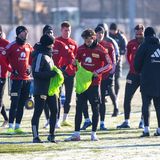 Der Lack ist ab: Union wird vorerst keine Spitzenmannschaft mehr sein  Muss man erstmal hinkriegen, so einen Absturz. Union Berlin verkörperte zuletzt die große Geschichte vom Aufstieg eines Underdogs. Sogar Real Madrid gastierte An der alten Försterei und lauschte den Klängen von Nina Hagens schmachtender Klub-Hymne. Leider war der Niedergang da längst traurige Realität. 16 Spiele haben sie in Folge wettbewerbsübergreifend nicht gewonnen. In der Königsklasse chancenlos rutschten sie gleichzeitig in der Liga zwischenzeitlich auf den letzten Tabellenplatz ab und Trainer Urs Fischer musste gehen. Mit dem neuen Coach Nenad Bjelica wurde es etwas besser, aber die Krise ist längst nicht beendet. Und wer weiß? Vielleicht verliert Union nach Fischer den zweiten Mann, der maßgeblich für den Höhenflug verantwortlich war? Manager Oliver Ruhnert, Parteimitglied bei den Linken, liebäugelt mit einem Wechsel zur neuen Wagenknecht-Partei in verantwortlicher Position. Man kenne und schätze sich seit Langem, ließ Ruhnert über sein Verhältnis zu Sahra Wagenknecht raunend wissen. Gut möglich also, dass er bald den Abflug macht. So oder so steht zu befürchten, dass die Zeiten des Erfolgs bei Union vorbei sind.