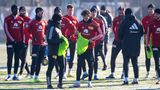 Der Lack ist ab: Union wird vorerst keine Spitzenmannschaft mehr sein  Muss man erstmal hinkriegen, so einen Absturz. Union Berlin verkörperte zuletzt die große Geschichte vom Aufstieg eines Underdogs. Sogar Real Madrid gastierte An der alten Försterei und lauschte den Klängen von Nina Hagens schmachtender Klub-Hymne. Leider war der Niedergang da längst traurige Realität. 16 Spiele haben sie in Folge wettbewerbsübergreifend nicht gewonnen. In der Königsklasse chancenlos rutschten sie gleichzeitig in der Liga zwischenzeitlich auf den letzten Tabellenplatz ab und Trainer Urs Fischer musste gehen. Mit dem neuen Coach Nenad Bjelica wurde es etwas besser, aber die Krise ist längst nicht beendet. Und wer weiß? Vielleicht verliert Union nach Fischer den zweiten Mann, der maßgeblich für den Höhenflug verantwortlich war? Manager Oliver Ruhnert, Parteimitglied bei den Linken, liebäugelt mit einem Wechsel zur neuen Wagenknecht-Partei in verantwortlicher Position. Man kenne und schätze sich seit Langem, ließ Ruhnert über sein Verhältnis zu Sahra Wagenknecht raunend wissen. Gut möglich also, dass er bald den Abflug macht. So oder so steht zu befürchten, dass die Zeiten des Erfolgs bei Union vorbei sind.