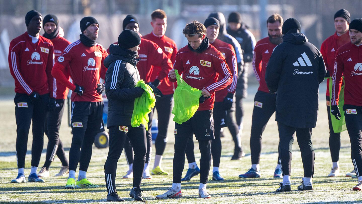 Start nach der Winterpause: Der Lack ist ab: Union wird vorerst keine Spitzenmannschaft mehr sein Muss man erstmal hinkriegen, so einen Absturz. Union Berlin verkörperte zuletzt die große Geschichte vom Aufstieg eines Underdogs. Sogar Real Madrid gastierte An der alten Försterei und lauschte den Klängen von Nina Hagens schmachtender Klub-Hymne. Leider war der Niedergang da längst traurige Realität. 16 Spiele haben sie in Folge wettbewerbsübergreifend nicht gewonnen. In der Königsklasse chancenlos rutschten sie gleichzeitig in der Liga zwischenzeitlich auf den letzten Tabellenplatz ab und Trainer Urs Fischer musste gehen. Mit dem neuen Coach Nenad Bjelica wurde es etwas besser, aber die Krise ist längst nicht beendet. Und wer weiß? Vielleicht verliert Union nach Fischer den zweiten Mann, der maßgeblich für den Höhenflug verantwortlich war? Manager Oliver Ruhnert, Parteimitglied bei den Linken, liebäugelt mit einem Wechsel zur neuen Wagenknecht-Partei in verantwortlicher Position. Man kenne und schätze sich seit Langem, ließ Ruhnert über sein Verhältnis zu Sahra Wagenknecht raunend wissen. Gut möglich also, dass er bald den Abflug macht. So oder so steht zu befürchten, dass die Zeiten des Erfolgs bei Union vorbei sind. Der Lack ist ab: Union wird vorerst keine Spitzenmannschaft mehr sein Muss man erstmal hinkriegen, so einen Absturz. Union Berlin verkörperte zuletzt die große Geschichte vom Aufstieg eines Underdogs. Sogar Real Madrid gastierte An der alten Försterei und lauschte den Klängen von Nina Hagens schmachtender Klub-Hymne. Leider war der Niedergang da längst traurige Realität. 16 Spiele haben sie in Folge wettbewerbsübergreifend nicht gewonnen. In der Königsklasse chancenlos rutschten sie gleichzeitig in der Liga zwischenzeitlich auf den letzten Tabellenplatz ab und Trainer Urs Fischer musste gehen. Mit dem neuen Coach Nenad Bjelica wurde es etwas besser, aber die Krise ist längst nicht beendet. Und wer weiß? Vielleicht verliert Union nach Fischer den zweiten Mann, der maßgeblich für den Höhenflug verantwortlich war? Manager Oliver Ruhnert, Parteimitglied bei den Linken, liebäugelt mit einem Wechsel zur neuen Wagenknecht-Partei in verantwortlicher Position. Man kenne und schätze sich seit Langem, ließ Ruhnert über sein Verhältnis zu Sahra Wagenknecht raunend wissen. Gut möglich also, dass er bald den Abflug macht. So oder so steht zu befürchten, dass die Zeiten des Erfolgs bei Union vorbei sind.