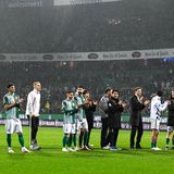 Akute Abstiegsgefahr wegen schlechter Laune: Die Meister des Miesepetertums kommen aus Bremen  Werder Bremen entwickelt sich langsam zu einem notorisch schlecht gelaunten Verein. Es wird gemeckert, gestänkert und genörgelt, was das Zeug hält. Der Grund ist einfach. Werder leidet im Grunde immer noch daran, nur eine kleine Nummer zu sein. Zur aktuellen Situation, die objektiv mit 16 Punkten und Platz 13 für Bremer nicht so schlecht ist, gibt es zwei grundsätzliche Betrachtungsweisen. Die negative: Werder kommt nicht in die Pötte, der Kader ist zu klein und zu schlecht, das Jahr 2023 war eine einzige Qual für die Fans, weil es so viele Niederlagen und so wenige Siege gab wie noch nie in der Geschichte des Klubs. Trainer Ole Werner ist einfach nicht der richtige Mann und von der Vereinsführung gar nicht zu reden. Und das "Wechsel-Theater um Rafael Borré" erst! Die positive Sicht (die nicht so populär ist): Werder hat seit dem Abstieg alles richtig gemacht. Den direkten Wiederaufstieg geschafft, dann die Klasse souverän gehalten und eine solide Mannschaft zusammengestellt, die das Potential hat, sich weiterzuentwickeln. Doch das ist in Bremen nicht gut genug. Die "Deichstube", Hausberichterstatterin des Klubs, diagnostizierte gar eine Identitätskrise, weil wirklich alle gefrustet sind. Wenn sie in Bremen nicht aufpassen, wird das HSV-artige Genöle zur selbsterfüllenden Prophezeiung.