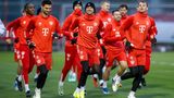 Franz wird helfen: Die Bayern gehen mit Beckenbauer-Power in die Rückrunde  "Danke Franz" erstrahlt seit Dienstag auf der Außenhülle der Allianz Arena. Vor dem Spiel am Freitagabend gegen die TSG Hoffenheim wird im Stadion mit einem größeren Programm an den verstorbenen Franz Beckenbauer gedacht, "die größte Persönlichkeit, die der FC Bayern jemals hatte" (Hoeneß). Sogar Beckenbauers legendärer Schlager "Gute Freunde kann niemand trennen" soll vor dem Anpfiff im Stadion abgespielt werden. Das Beckenbauer-Gedenken der Bayern ist aller Ehren wert und dürfte die Mannschaft für die Partie zusätzlich motivieren. Man stelle sich vor, sie würden ausgerechnet dieses Spiel verlieren – nicht auszudenken. Doch das wird nicht passieren. Die Bayern werden mit Beckenbauer-Power und kaiserlicher Eleganz siegen, natürlich. Sie werden ihre Kader-Probleme durch Wintertransfers (vor allem Verteidiger) vorläufig lösen – Eric Dier von den Tottenham Hotspurs ist schon da – und Tabellenführer Bayer Leverkusen jagen. Und am Ende wird vermutlich alles so sein wie immer und die Bayern die 12. Meisterschaft in Folge gewinnen. Auch dank dem Kaiser.