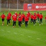 Fröhliche Provinzler: Heidenheim brilliert weiter  Ganz anders ist die Stimmung im beschaulichen Heidenheim, wo sie auf eine sehr erfolgreiche Hinrunde zurückblicken. Der Vorteil des Aufsteigers ist, dass die Erwartungen nicht so hoch sind im Umfeld, weil das Umfeld ziemlich klein ist, so wie der ganze Verein aus der 50.000-Einwohner-Stadt. Den größten Anteil am bisherigen Erfolg hat Trainer Frank Schmidt, der das Team seit 2007 trainiert. Damals übernahm er die Mannschhaft in der Oberliga Baden-Württemberg, das ist die fünfte Liga, und arbeitete sich in den folgenden Jahren ganz gemütlich nach oben. Allein neun Jahre verbrachte Heidenheim in der zweiten Liga, scheiterte in der Relegation, bis es schließlich für die Bundesliga reichte. Und siehe da: Die Heidenheimer stehen nach 16 Partien auf dem 9. Tabellenplatz und haben sich locker 20 Punkte erspielt. Ein weiterer Faktor neben Schmidt ist dabei Linksaußen Jan-Niklas Beste. Der Mann schlägt so präzise Standards, dass allein ein Drittel der Heidenheimer Treffer nach seinen Freistößen und Ecken entstand. Selbst steuerte er fünf Tore bei. Das sind beste Aussichten für das Jahr 2024.