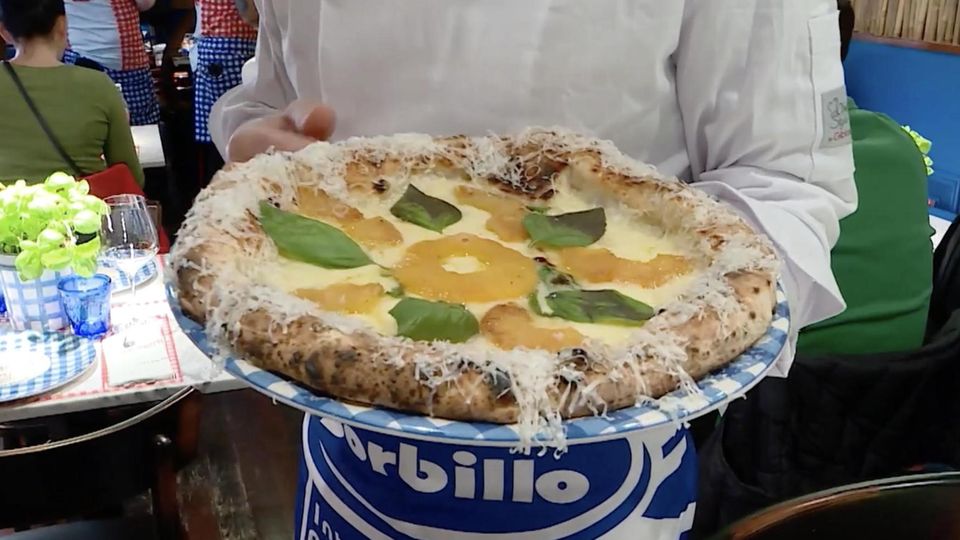 Neue Traditionen: Aufregung um "Todsünde": Pizzabäcker in Neapel nimmt Pizza mit Ananas auf die Speisekarte