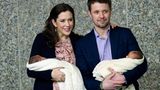 die Zwillinge Prinz Vincent und Prinzessin Josephine auf dem Arm der Eltern