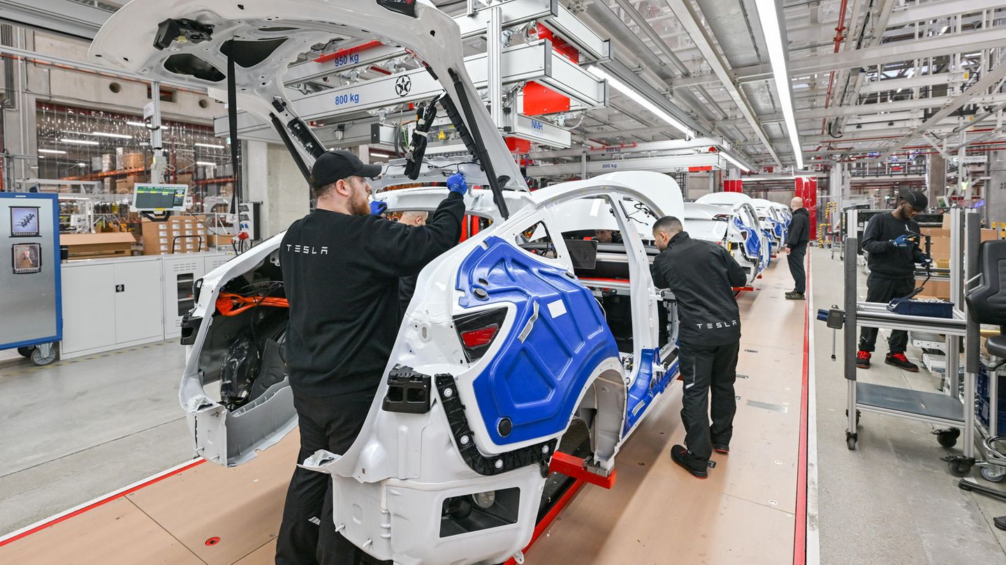 Mitarbeiter der Tesla Gigafactory im brandenburgischen Grünheide