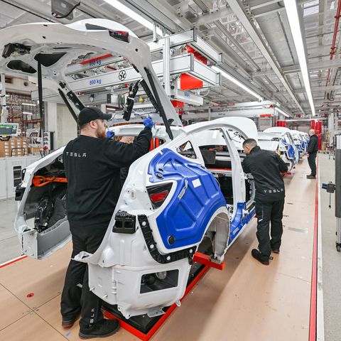 Mitarbeiter der Tesla Gigafactory im brandenburgischen Grünheide