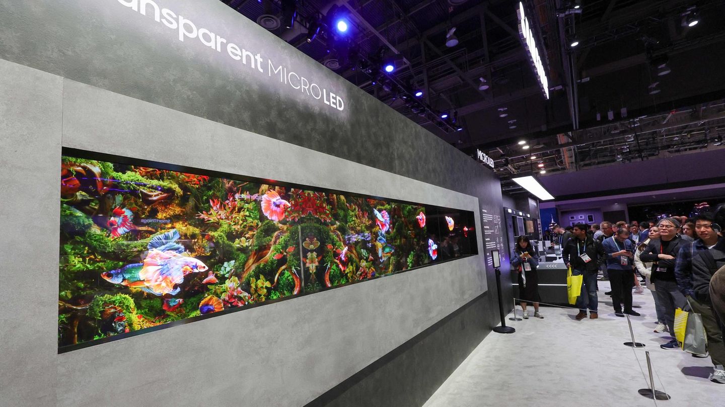 Technik-Messe: Samsung setzt auf Transparenz Wie lange LG sich auf dem Vorteil der Transparenz ausruhen kann, steht auf einem andern Blatt. Auch der ewige Konkurrent Samsung arbeitet bereits an durchsichtigen Modellen, wenn auch noch im experimentellen Stadium. Dafür hat die Machbarkeitsstudie des Konzerns einen großen Vorteil: Während LG bei seinem Signature auf OLED setzt, verbaut Samsung mit MicroLED bereits die Nachfolge-Technologie. Die setzt zwar auf dasselbe Prinzip – jeder Bildpunkt ist eine eigene, winzige Leucht-Diode –, anders als das organische Leuchtmittel bei OLEd sind MicroLEDs aber rein synthetisch. Und nutzen sich dadurch deutlich langsamer ab. Bis Samsung mit transparenten MicroLEDs auf den Markt kommt, dürfte es aber noch dauern. Samsung setzt auf Transparenz Wie lange LG sich auf dem Vorteil der Transparenz ausruhen kann, steht auf einem andern Blatt. Auch der ewige Konkurrent Samsung arbeitet bereits an durchsichtigen Modellen, wenn auch noch im experimentellen Stadium. Dafür hat die Machbarkeitsstudie des Konzerns einen großen Vorteil: Während LG bei seinem Signature auf OLED setzt, verbaut Samsung mit MicroLED bereits die Nachfolge-Technologie. Die setzt zwar auf dasselbe Prinzip – jeder Bildpunkt ist eine eigene, winzige Leucht-Diode –, anders als das organische Leuchtmittel bei OLEd sind MicroLEDs aber rein synthetisch. Und nutzen sich dadurch deutlich langsamer ab. Bis Samsung mit transparenten MicroLEDs auf den Markt kommt, dürfte es aber noch dauern.