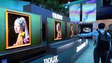 Hisense 110UX: Größer und heller  Den imposantesten Fernseher der Messe hat diesmal der chinesische Hersteller Hisense im Gepäck: Bis zu 110 Zoll – also 2,80 Meter – bietet der Riesen-TV in der Diagonale. Noch beeindruckender ist die maximale Helligkeit: Dank MiniLED schafft er im Peak 10.000 Nit – und damit knapp viermal so viel wie bisherige Modelle. Damit die Helligkeit perfekt verteilt ist, steuert er sie mit 40.000 Helligkeitszonen, auch das ein Rekord.