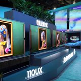 Hisense 110UX: Größer und heller  Den imposantesten Fernseher der Messe hat diesmal der chinesische Hersteller Hisense im Gepäck: Bis zu 110 Zoll – also 2,80 Meter – bietet der Riesen-TV in der Diagonale. Noch beeindruckender ist die maximale Helligkeit: Dank MiniLED schafft er im Peak 10.000 Nit – und damit knapp viermal so viel wie bisherige Modelle. Damit die Helligkeit perfekt verteilt ist, steuert er sie mit 40.000 Helligkeitszonen, auch das ein Rekord.