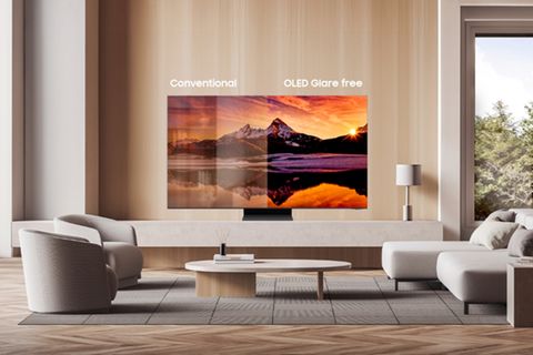 Samsung: Fernsehen ohne Spiegelung  Eine andere Neuerung kommt schon dieses Jahr in Wohnzimmer – und dürfte vor allem bei Tageslicht für Freude sorgen. Samsungs neue OLED-Fernseher wie der Samsung S95C kommen nämlich erstmals spiegelungsfrei – und können dadurch auch in sehr hellen Räumen vollen Bildgenuss liefern.    