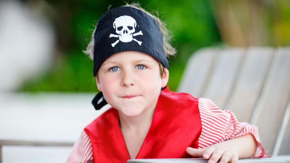 Eine Junge in Piratenverkleidung schaut in die Kamera