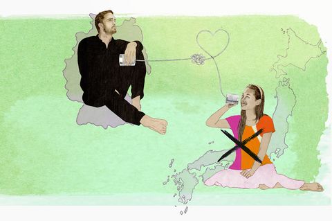 Illustration zeigt zwei Personen die auf verschiedenen Kontinenten sind und mit einem kaputten Dosentelefon reden