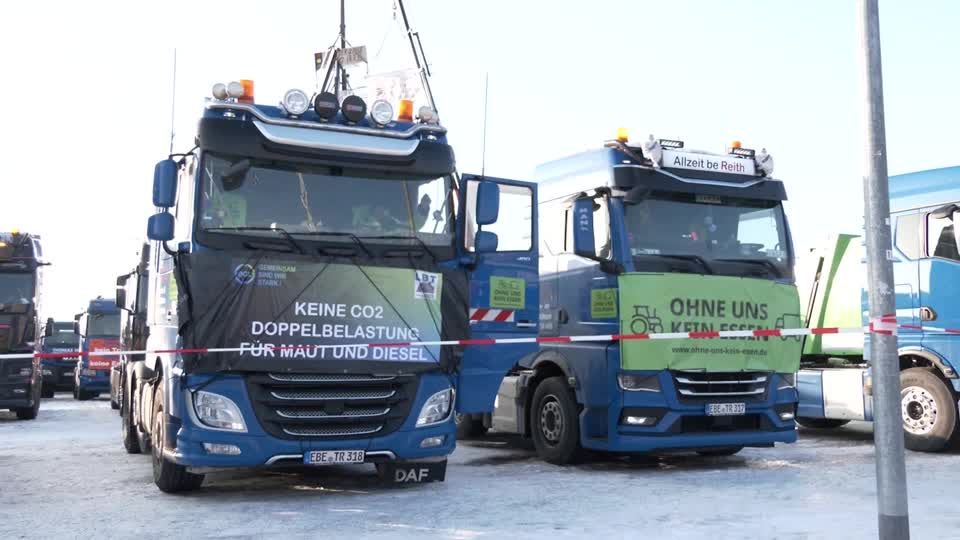 Video: Spediteure und Landwirte protestieren gegen Ampel-Pläne Video: Spediteure und Landwirte protestieren gegen Ampel-Pläne