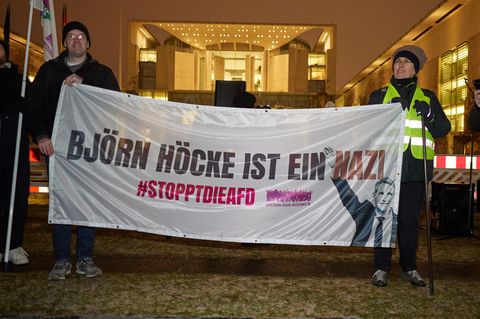 Sich gerade machen gegen Rechts: Spontane Anti-AfD-Demo vor dem Kanzerlamt