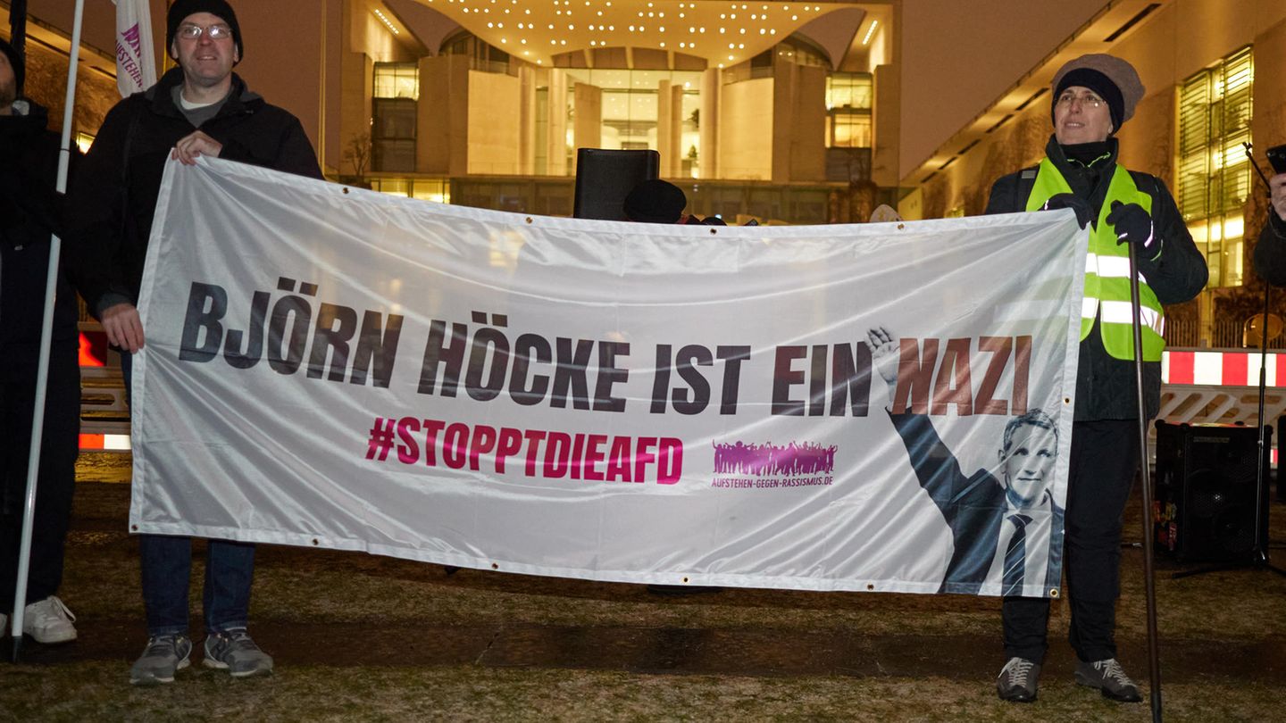 Sich gerade machen gegen Rechts: Spontane Anti-AfD-Demo vor dem Kanzerlamt