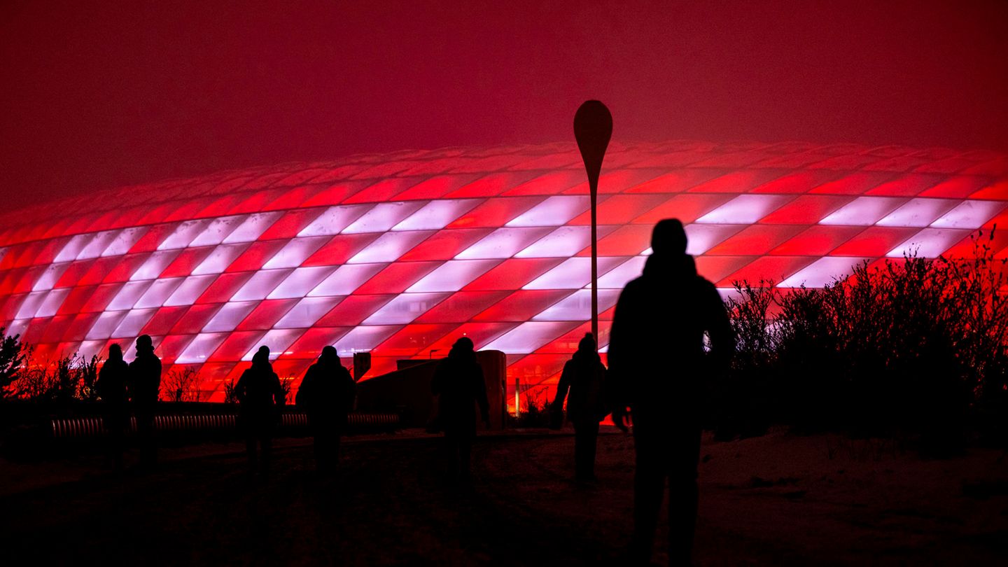 Schon auf dem Weg zum Stadion konnten die Fans den Schriftzug "Danke Franz" auf der Außenhülle des Stadions bewundern. Vor dem Bundesliga-Spiel gegen die TSG Hoffenheim nahmen der FC Bayern München und seine Fans Abschied von Franz Beckenbauer