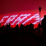 Schon auf dem Weg zum Stadion konnten die Fans den Schriftzug "Danke Franz" auf der Außenhülle des Stadions bewundern. Vor dem Bundesliga-Spiel gegen die TSG Hoffenheim nahmen der FC Bayern München und seine Fans Abschied von Franz Beckenbauer