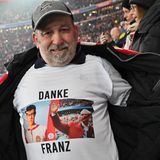 Dieser Fan trägt sein Dankeschön als T-Shirt
