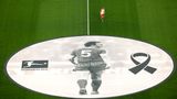 Der Innenkreis trägt Trauerflor: Auch die Plane war in Erinnerung an Franz Beckenbauer gestaltet. Vor Anpfiff wurde auch sein Song "Gute Freunde kann niemand trennen" gespielt – und lief später auch als Tormusik