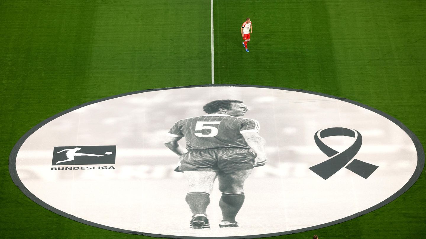 Der Innenkreis trägt Trauerflor: Auch die Plane war in Erinnerung an Franz Beckenbauer gestaltet. Vor Anpfiff wurde auch sein Song "Gute Freunde kann niemand trennen" gespielt – und lief später auch als Tormusik