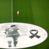 Der Innenkreis trägt Trauerflor: Auch die Plane war in Erinnerung an Franz Beckenbauer gestaltet. Vor Anpfiff wurde auch sein Song "Gute Freunde kann niemand trennen" gespielt – und lief später auch als Tormusik