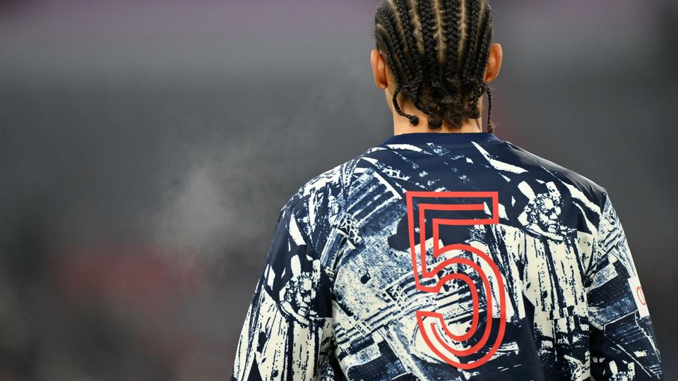 Beim Aufwärmen trugen die Bayern-Spieler – wie hier Leroy Sané – Beckenbauers Nummer 5 auf den Shirts
