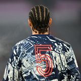 Beim Aufwärmen trugen die Bayern-Spieler – wie hier Leroy Sané – Beckenbauers Nummer 5 auf den Shirts