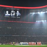 Während der Schweigeminute waren Porträts der verstorbenen Bayern-Legende auf der Anzeigetafel zu sehen