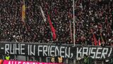 Mit dem Banner "Ruhe in Frieden, Kaiser!" verabschiedeten sich die Fans auf den Stehplätzen von dem Idol Franz Beckenbauer