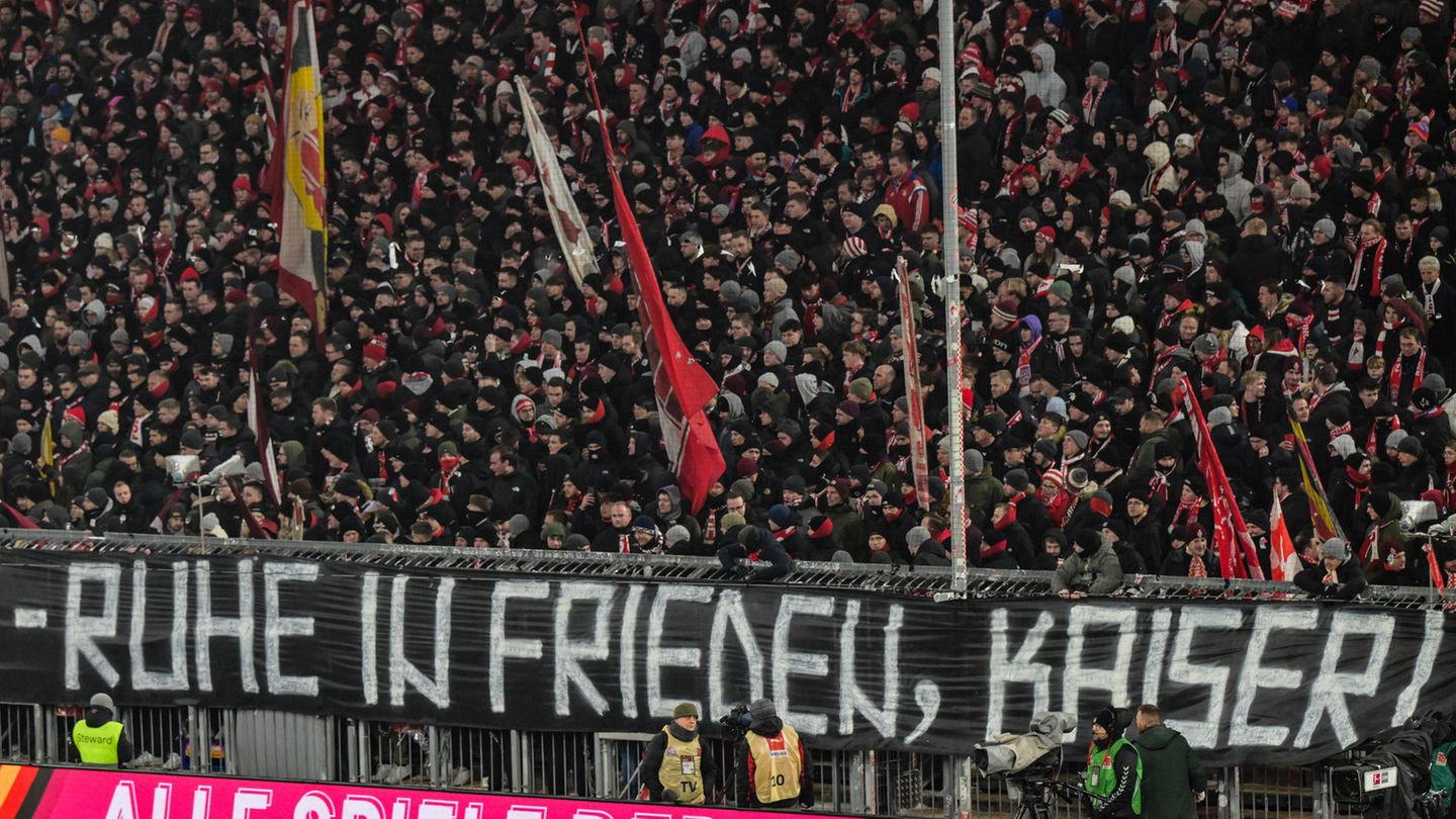 Mit dem Banner "Ruhe in Frieden, Kaiser!" verabschiedeten sich die Fans auf den Stehplätzen von dem Idol Franz Beckenbauer
