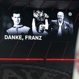 Der Klub ehrte Beckenbauer auf seiner Anzeigentafel als jungen Spieler (l.), als Weltmeister (M.) und als Bayern-Funktionär (r.)  