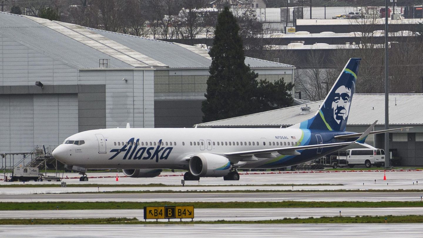 Eine Boeing 737 MAX 9 der Alaska Airlines steht vor einem Hangar auf dem Portland International Airport