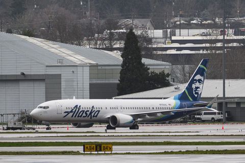 Eine Boeing 737 MAX 9 der Alaska Airlines steht vor einem Hangar auf dem Portland International Airport