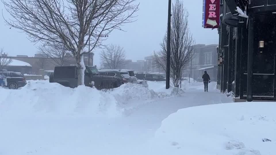 Video: Schnee und Kälte halten Mittleren Westen der USA fest im Griff