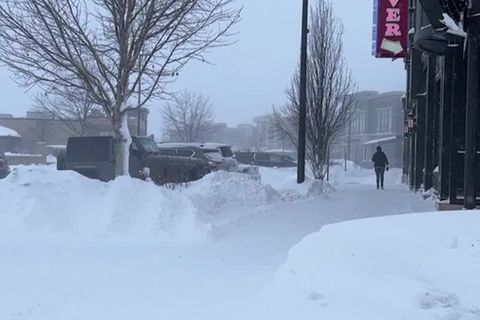 Video: Schnee und Kälte halten Mittleren Westen der USA fest im Griff