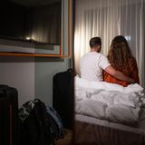 Nach dem Hamas-Terror ordnet Israel die komplette Abriegelung des Gazastreifens an. 300.000 Reservisten der Armee werden mobilisiert. Und so sitzen Denis, Reservist der Israelischen Verteidigungsstreitkräfte IDF, und seine Freundin Lital am Abend in einem Hotelzimmer in der Nähe des Flughafen BER. Am 10. Oktober fliegt er nach Israel, um sich zur Armee zu melden. Ministerpräsident Benjamin Netanjahu und Oppositionspolitiker Benny Gantz vereinbaren die Bildung einer Notstandsregierung.