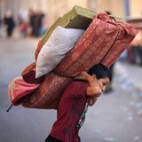 Israels Armee fordert Zivilisten in Gaza in arabischer Sprache dazu auf, den Norden des Küstenstreifens in Richtung Süden zu verlassen. Betroffen sind mehr als eine Million Menschen. Und so schleppt auch dieser Junge Habseligkeiten seiner Familie Richtung Süden.  Israel verlängert das Ultimatum schließlich mehrfach.