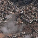 Bei der Al-Ahli-Klinik im Gazastreifen schlägt eine Rakete ein. Die Zahl der Toten gibt die von der Hamas kontrollierte Gesundheitsbehörde in Gaza mit 471 an. Israel und die Palästinenser schieben sich gegenseitig die Verantwortung zu. Nach Erkenntnissen des britischen Geheimdienstes soll eine palästinensische Rakete die Explosion ausgelöst haben.   Und auch die Opferzahl dürfte deutlich geringer sein: Eine anonyme Quelle aus europäischen Geheimdiensten spricht nach Informationen der französischen Nachrichtenagentur AFP davon, dass es "nicht 200 oder gar 500 Tote" gebe, "sondern eher ein paar Dutzend".  Die Schäden erklären nicht, wie 500 oder mehr Menschen ums Leben gekommen sein können. Das heißt aber nicht, dass keine Menschen gestorben sind. Videos zeigen Leichen im Innenhof des Krankenhauses und auf der angrenzenden Wiese, zusammen gewiss mehrere Dutzend.