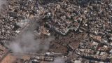 Bei der Al-Ahli-Klinik im Gazastreifen schlägt eine Rakete ein. Die Zahl der Toten gibt die von der Hamas kontrollierte Gesundheitsbehörde in Gaza mit 471 an. Israel und die Palästinenser schieben sich gegenseitig die Verantwortung zu. Nach Erkenntnissen des britischen Geheimdienstes soll eine palästinensische Rakete die Explosion ausgelöst haben.   Und auch die Opferzahl dürfte deutlich geringer sein: Eine anonyme Quelle aus europäischen Geheimdiensten spricht nach Informationen der französischen Nachrichtenagentur AFP davon, dass es "nicht 200 oder gar 500 Tote" gebe, "sondern eher ein paar Dutzend".  Die Schäden erklären nicht, wie 500 oder mehr Menschen ums Leben gekommen sein können. Das heißt aber nicht, dass keine Menschen gestorben sind. Videos zeigen Leichen im Innenhof des Krankenhauses und auf der angrenzenden Wiese, zusammen gewiss mehrere Dutzend.
