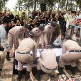 Auf beiden Seiten beginnt eine Zeit des Todes und der Trauer. Als einen der ersten Gefallenen im Kampf mit der Hamas tragen Angehörige und Soldaten der israelischen Verteidigungskräfte (IDF) Afik Rozental in Kfar Menachem zu Grabe.  