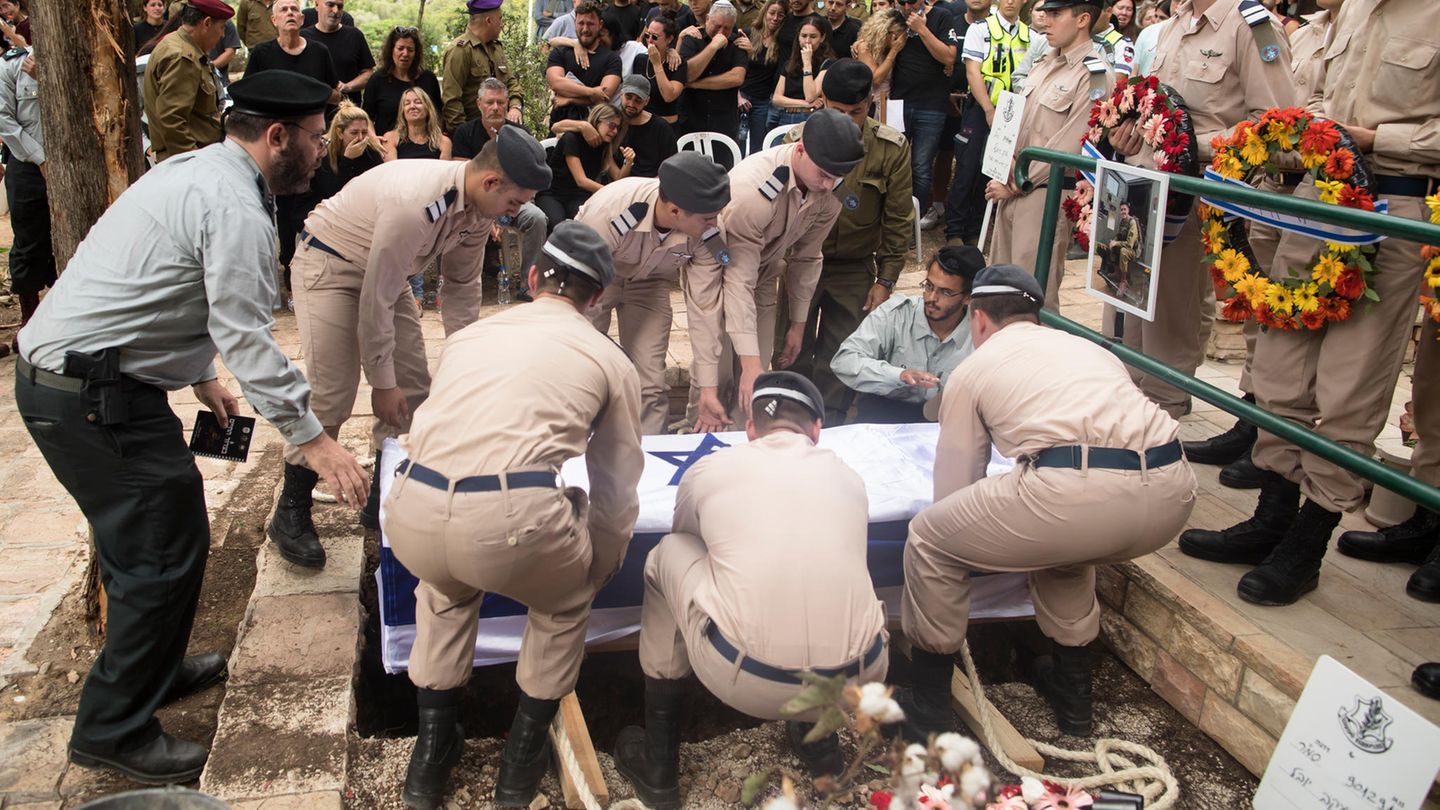 Auf beiden Seiten beginnt eine Zeit des Todes und der Trauer. Als einen der ersten Gefallenen im Kampf mit der Hamas tragen Angehörige und Soldaten der israelischen Verteidigungskräfte (IDF) Afik Rozental in Kfar Menachem zu Grabe.  