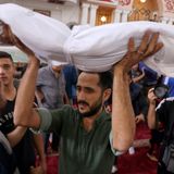 Im Gazastreifen tragen Angehörige und Freunde ein Kind der palästinensischen Familie Abu Hilal zu Grabe. Es wurde bei einem israelischen Luftangriff in Rafah getötet.