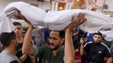 Im Gazastreifen tragen Angehörige und Freunde ein Kind der palästinensischen Familie Abu Hilal zu Grabe. Es wurde bei einem israelischen Luftangriff in Rafah getötet.