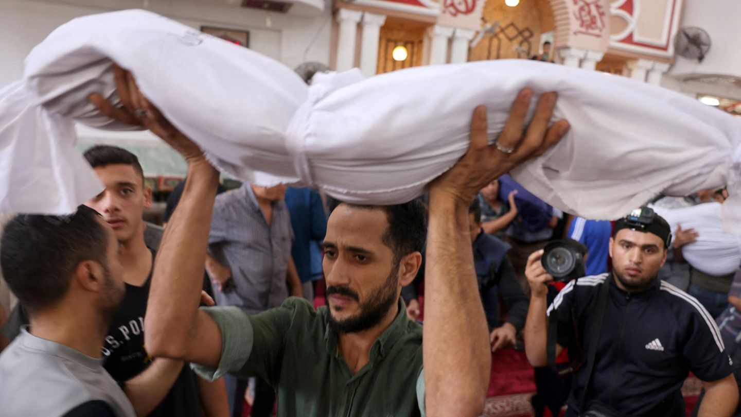 Im Gazastreifen tragen Angehörige und Freunde ein Kind der palästinensischen Familie Abu Hilal zu Grabe. Es wurde bei einem israelischen Luftangriff in Rafah getötet.