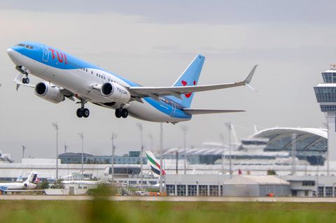 Am Flughafen in München startet eine Passagiermaschine des Reiseanbieters Tui