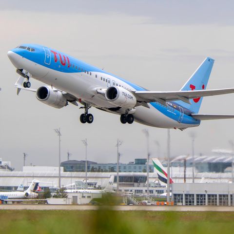 Am Flughafen in München startet eine Passagiermaschine des Reiseanbieters Tui