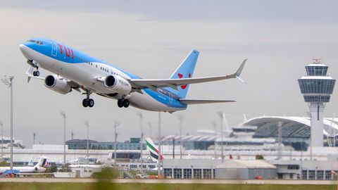 Am Flughafen in München startet eine Passagiermaschine des Reiseanbieters Tui