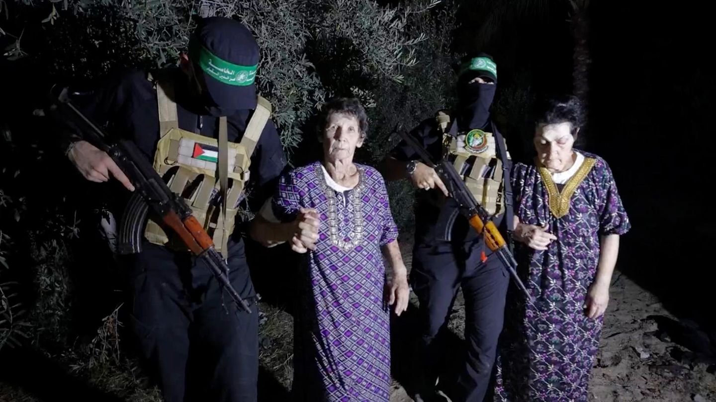 23. Oktober 2023 Knapp zwei Wochen nach der Entführung von rund 240 Menschen aus Israel lässt die islamistische Hamas im Gazastreifen zwei Geiseln frei. Nach Angaben der US-Regierung half Katar bei der Freilassung der beiden Amerikanerinnen. Am 23. Oktober werden zwei ältere israelische Frauen freigelassen – 79 und 85 Jahre alt.