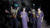 Knapp zwei Wochen nach der Entführung von rund 240 Menschen aus Israel lässt die islamistische Hamas im Gazastreifen zwei Geiseln frei. Nach Angaben der US-Regierung half Katar bei der Freilassung der beiden Amerikanerinnen. Am 23. Oktober werden zwei ältere israelische Frauen freigelassen – 79 und 85 Jahre alt.