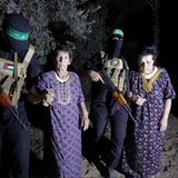 Knapp zwei Wochen nach der Entführung von rund 240 Menschen aus Israel lässt die islamistische Hamas im Gazastreifen zwei Geiseln frei. Nach Angaben der US-Regierung half Katar bei der Freilassung der beiden Amerikanerinnen. Am 23. Oktober werden zwei ältere israelische Frauen freigelassen – 79 und 85 Jahre alt.